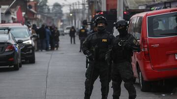 Allanamiento en Santiago: PDI encuentra acopio de armas de fuego al interior de un edificio