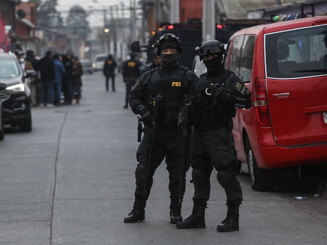Allanamiento en Santiago: PDI encuentra acopio de armas de fuego al interior de un edificio