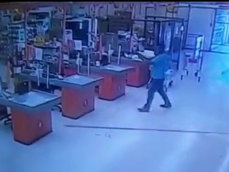 Carabinero de civil evita asalto a mano armada en supermercado de La Florida