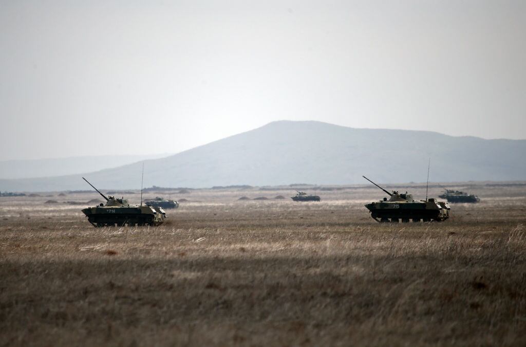 Tanques rusos realizan ejercicios militares en la zona de Crimea