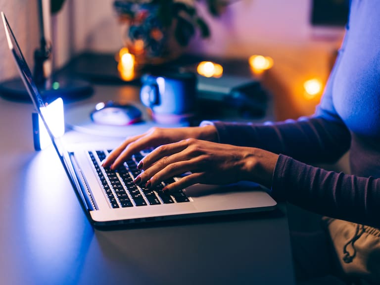 Lo hace todo por ti, pero a qué costo: este es el polémico asistente de IA que ya inquieta a expertos