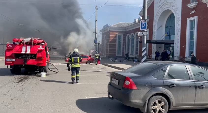 Bomberos acuden a la estación de Kramatorsk tras el ataque con misiles