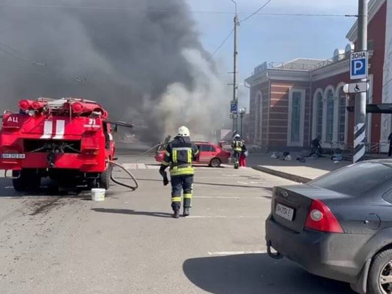 Bomberos acuden a la estación de Kramatorsk tras el ataque con misiles