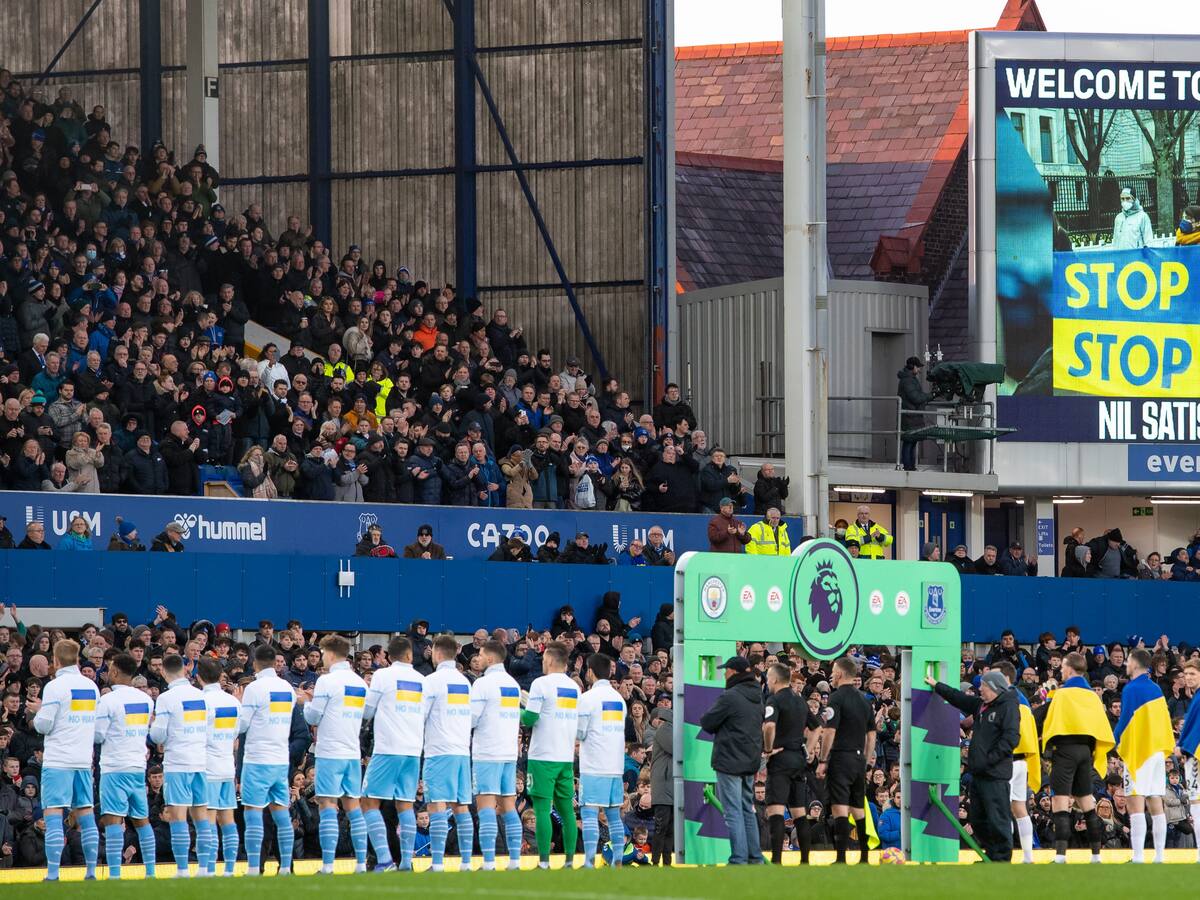 Manchester City y Everton expresaron todo su apoyo a Ucrania con banderas y camisetas antes de su partido por Premier League