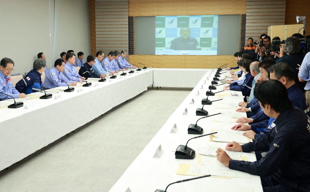 El gabinete ministerial y el primer ministro de Japón en una reunión en Tokio