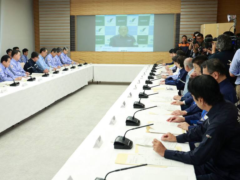 El gabinete ministerial y el primer ministro de Japón en una reunión en Tokio