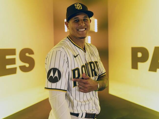 Manny Machado apuntando al logo publicitario en la camiseta edición 2023