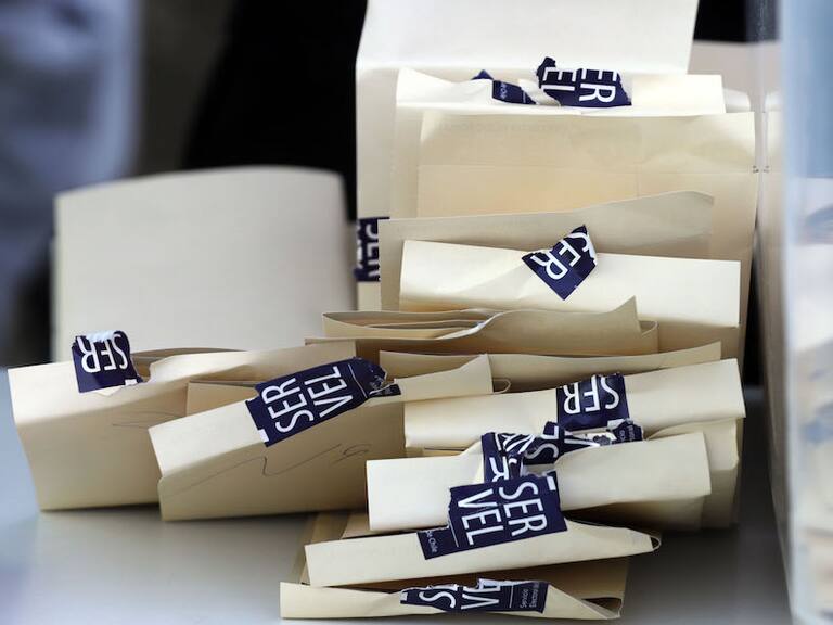 21 DE NOVIEMBRE DE 2021/VALPARAISOEn la Escuela Grecia de Valparaíso, empezó el conteo de votos de Diputados, durante las Elecciones Presidenciales, Diputados y Cores 2021
FOTO: MANUEL LEMA OLGUIN/AGENCIAUNO