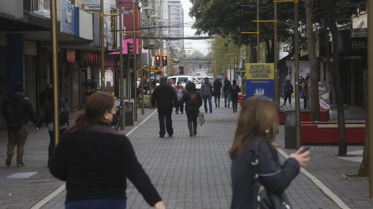 17 de Septiembre de 2020/CONCEPCION
Transito de personas en el centro de Concepcion, previo al inicio del fin de semana de fiestas patrias, mientras la ciudad y comunas aledaas se encuentran en cuarentena, durante el estado de catstrofe decretado por la pandemia de Covid-19 que afecta al pais. En la imagen personas transitando por calle Anibal Pinto
FOTO:SEBASTIAN BROGCA/AGENCIAUNO
