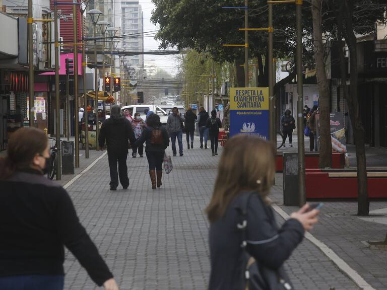17 de Septiembre de 2020/CONCEPCION
Transito de personas en el centro de Concepcion, previo al inicio del fin de semana de fiestas patrias, mientras la ciudad y comunas aledaas se encuentran en cuarentena, durante el estado de catstrofe decretado por la pandemia de Covid-19 que afecta al pais. En la imagen personas transitando por calle Anibal Pinto
FOTO:SEBASTIAN BROGCA/AGENCIAUNO