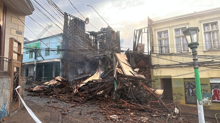 Voraz incendio consume casona en Valparaíso: Bomberos busca a tres personas entre los escombros
