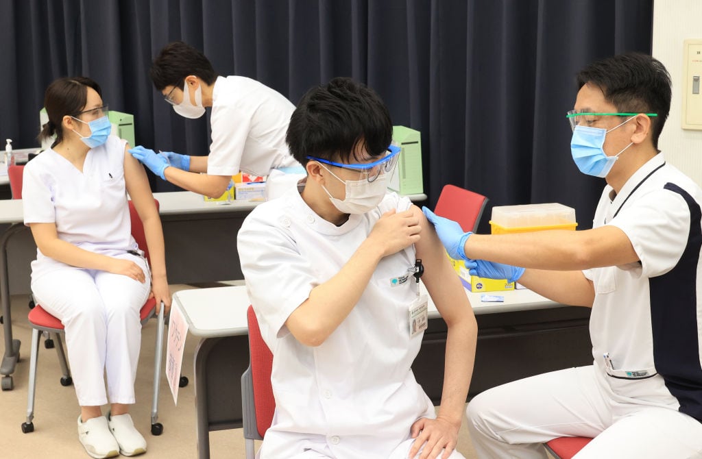 Vacunación a trabajadores de la salud en un hospital de Tokio