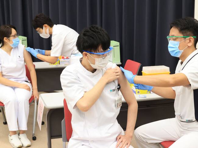 Vacunación a trabajadores de la salud en un hospital de Tokio