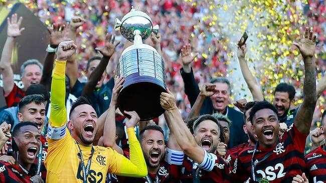 LIMA, PERU - NOVEMBER 23: Diego Alves, Everton Ribeiro and Diego of Flamengo lift the trophy after winning the final match of Copa CONMEBOL Libertadores 2019 between Flamengo and River Plate at Estadio Monumental on November 23, 2019 in Lima, Peru. (Photo by Daniel Apuy/Getty Images)