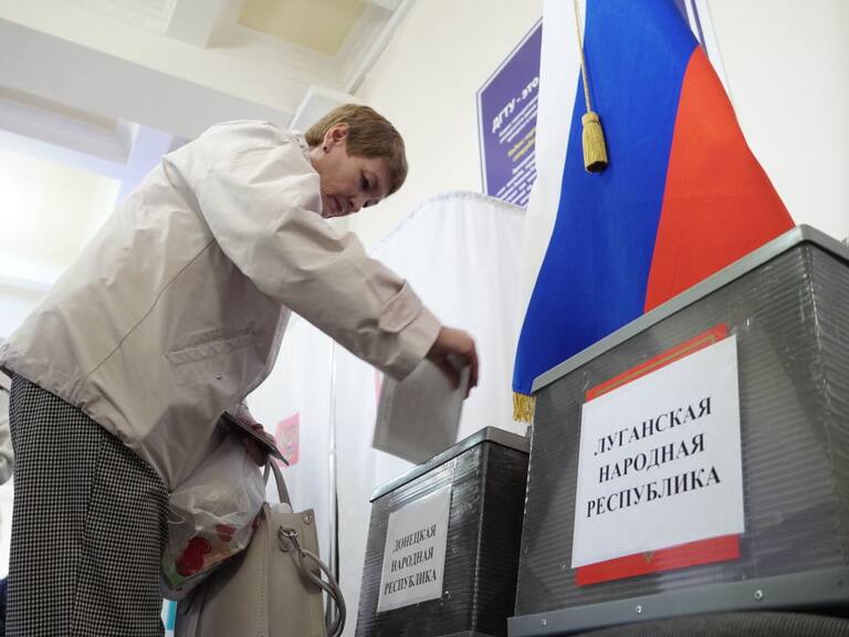 Mujer vota en referendo de anexión de cuatro regiones ucranianas a Rusia