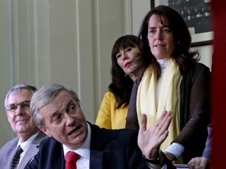 «Manifestante solitario» increpó a Kast durante la inscripción de su nuevo partido