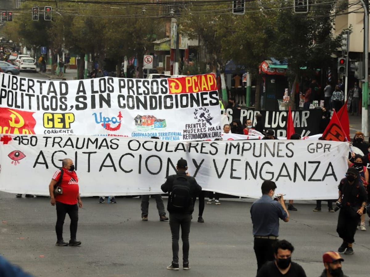 Alrededor de un centenar de personas se manifestaron a las afueras del Congreso Nacional