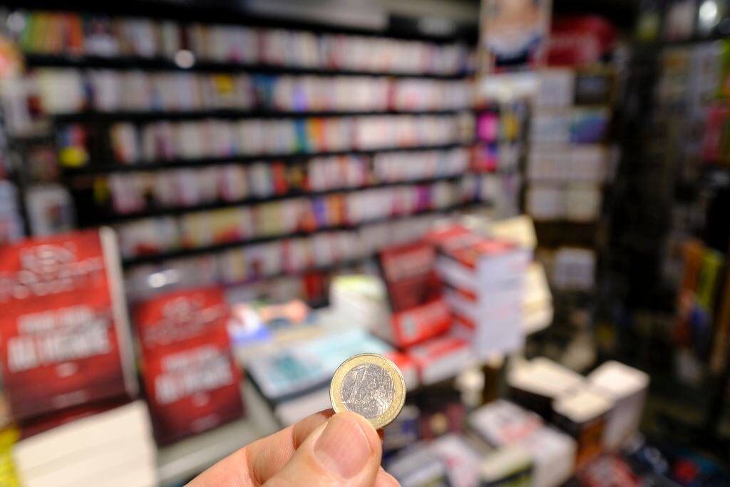 Imagen de un euro ante un local comercial