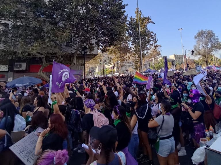Miles de personas marcharon en Chile en conmemoración del Día de la Mujer