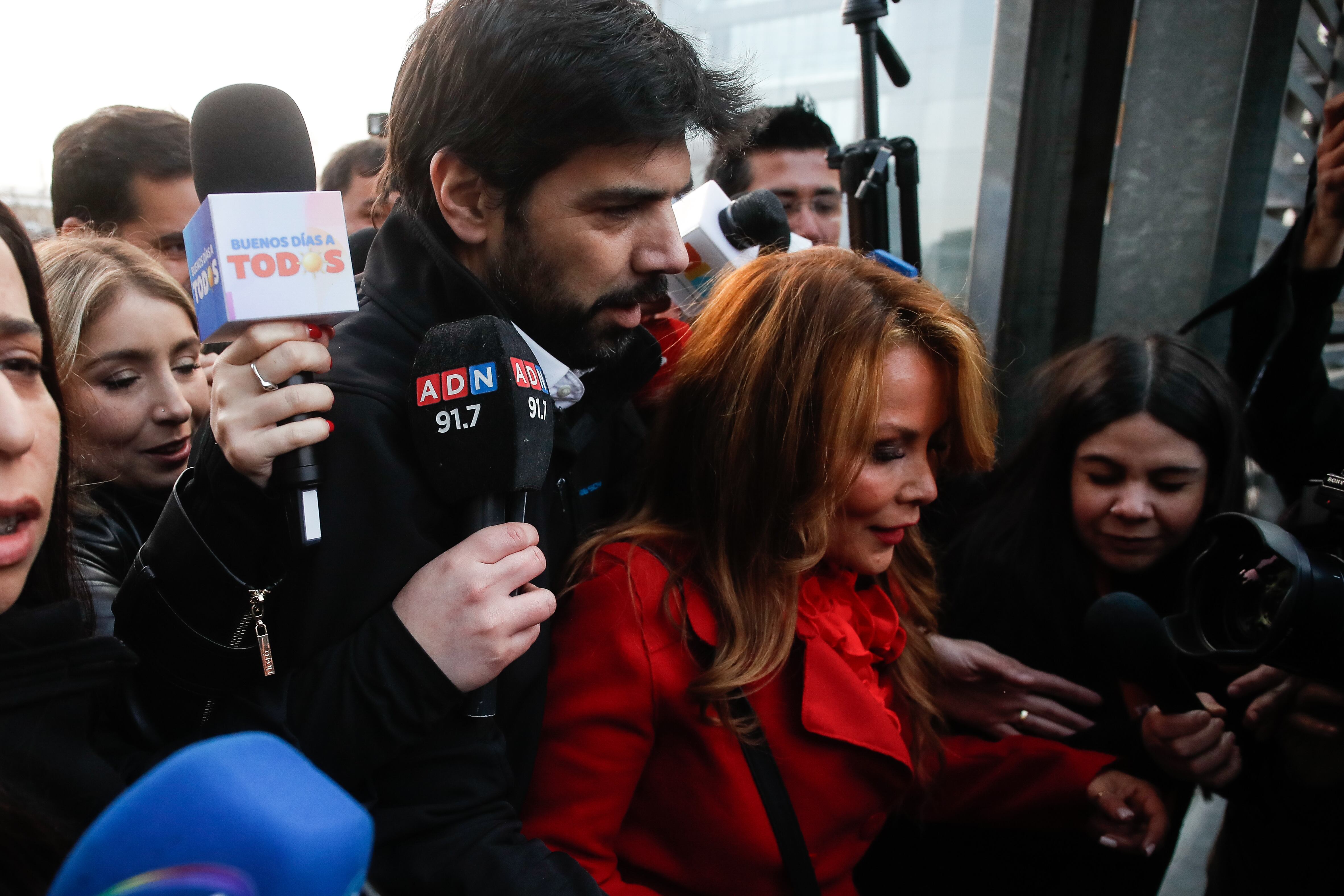 Agencia UNO | Cathy Barriga, junto a su esposo Joaquín Lavín, llegando al Centro de Justicia de Santiago