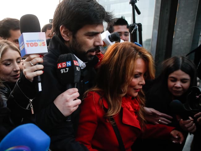 Agencia UNO | Cathy Barriga, junto a su esposo Joaquín Lavín, llegando al Centro de Justicia de Santiago