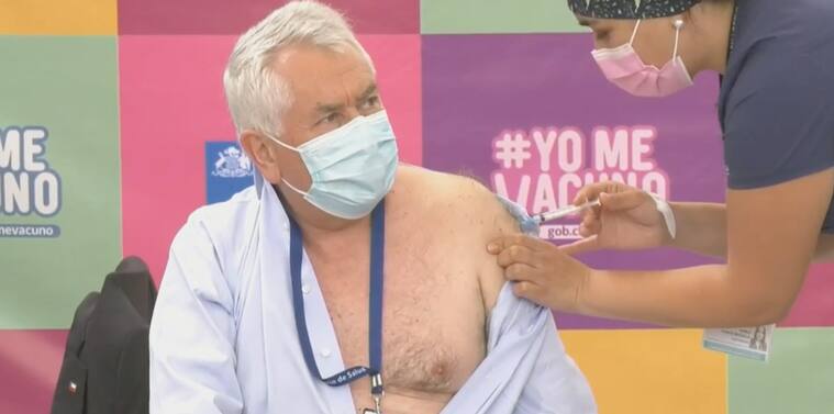 Ministro Enrique Paris siendo vacunado