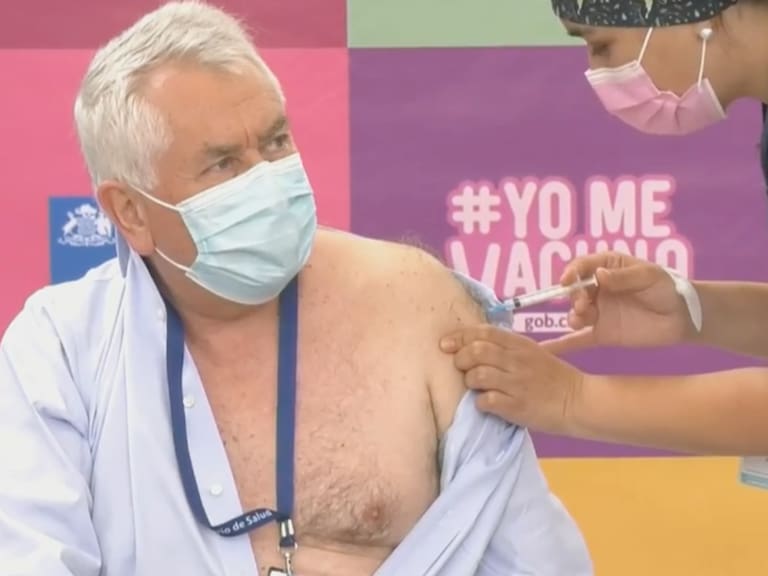 Ministro Enrique Paris siendo vacunado