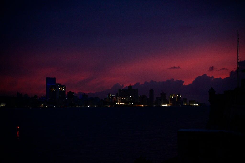 Unos pocos edificios con generadores mantienen luz en la ciudad de La Habana, en medio de un apagón a nivel nacional que enfrenta Cuba
