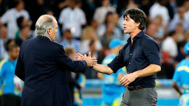 Bundestrainer Trainer Coach Joachim Jogi Loew Löw Deutschland mit Alejandro Sabella nach dem Spiel Fussball Weltmeister Deutschland Weltmeisterschafts Finale Deutschland - Argentinien 1:0 n. Verlängerung - Finale final wolrdcup Germany Argentina 1:0 after extratime Fussball Weltmeisterschaft 2014 in Brasilien FIFA Football Wolrd cup 2014 Brazil (Photo by sampics/Sampics/Corbis via Getty Images)
