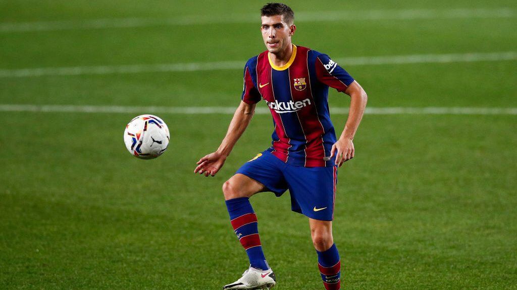 BARCELONA, SPAIN - NOVEMBER 07: Sergi Roberto of FC Barcelona controls the ball during the La Liga Santader match between FC Barcelona and Real Betis at Camp Nou on November 07, 2020 in Barcelona, Spain. (Photo by Eric Alonso/Getty Images)