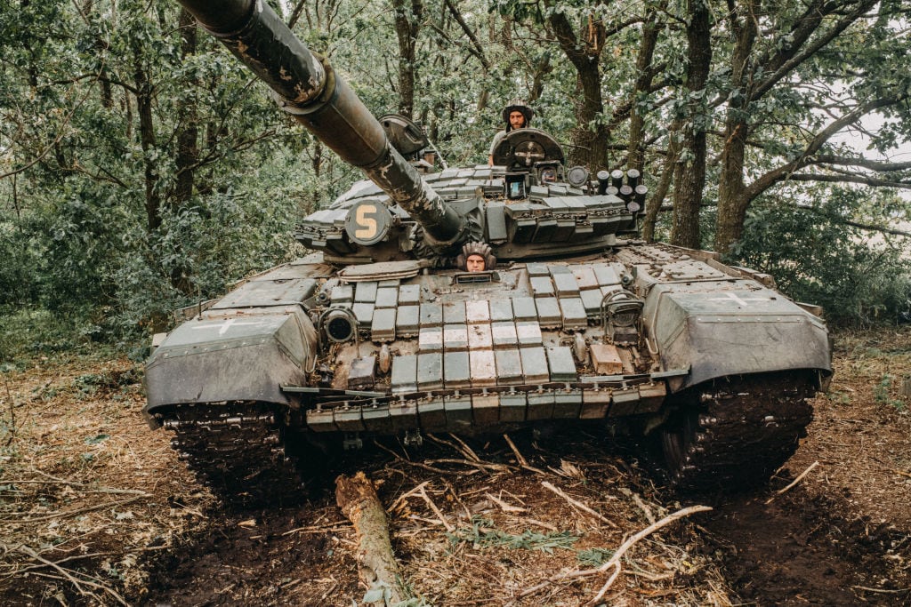 Soldados de Ucrania utilizan un tanque en la región de Donetsk