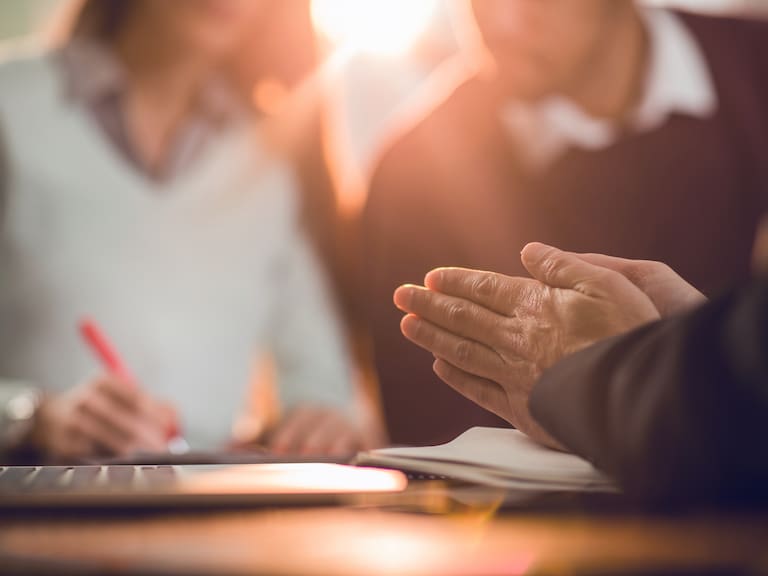 18 parientes acusan a un familiar de hacerlos perder más de $4 mil millones tras invitarlos a invertir: una víctima tiene 90 años