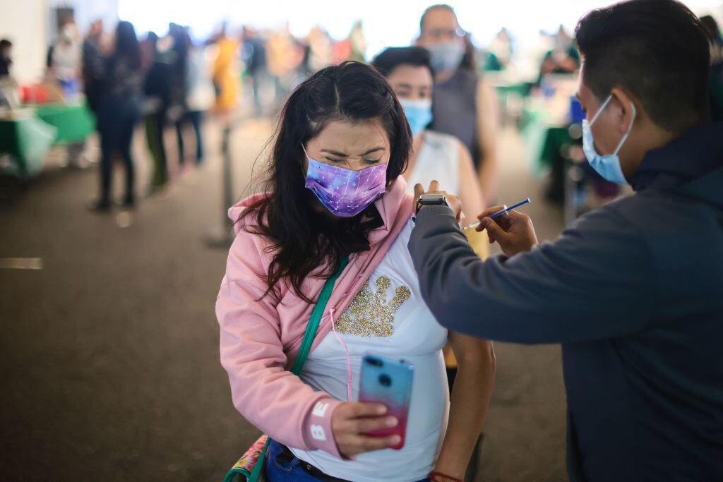 Mujer recibe una dosis del fármaco contra el Covid-19 en Ciudad de México