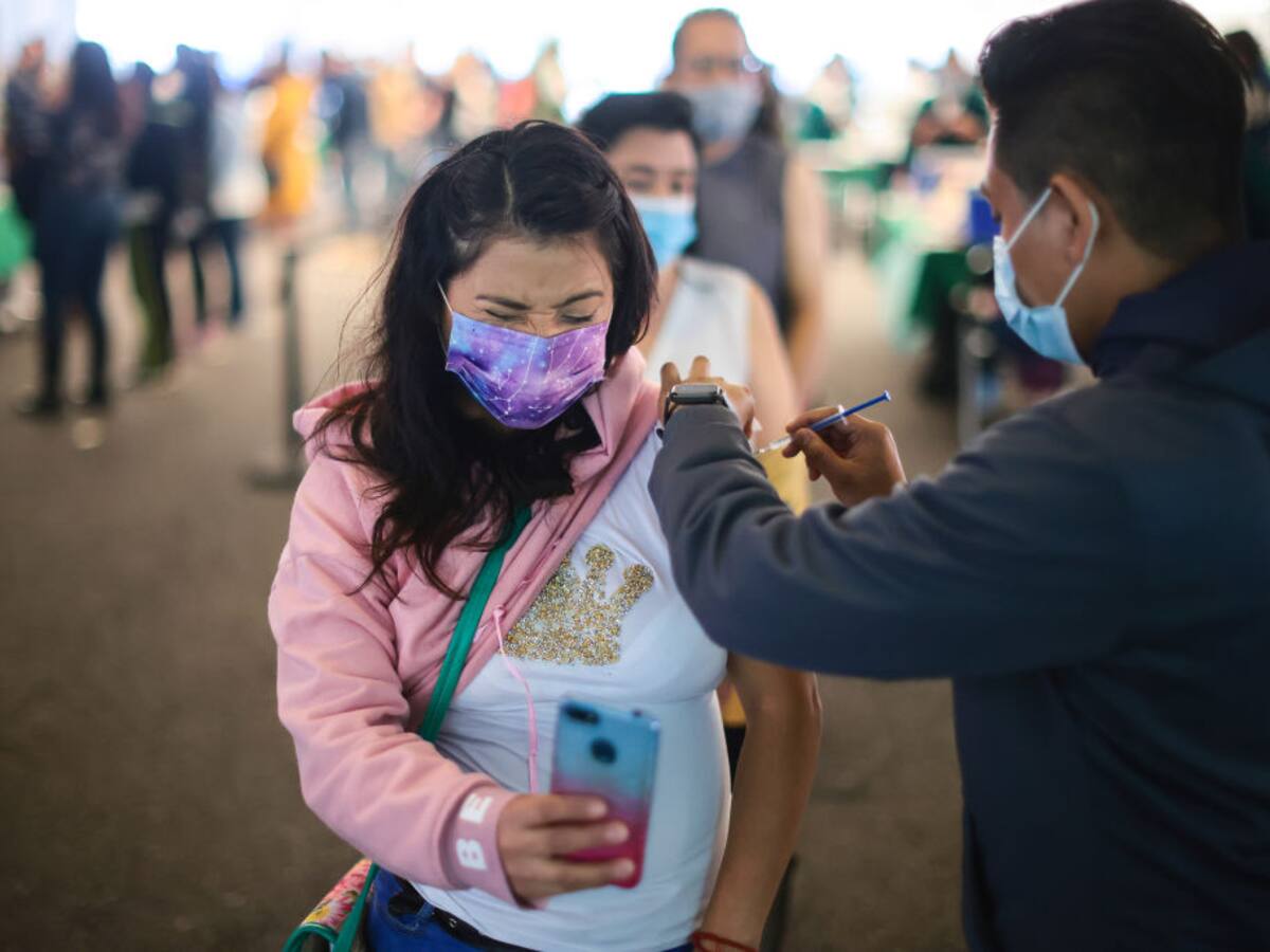Latinoamérica solamente logró vacunar por completo al 15% de sus habitantes