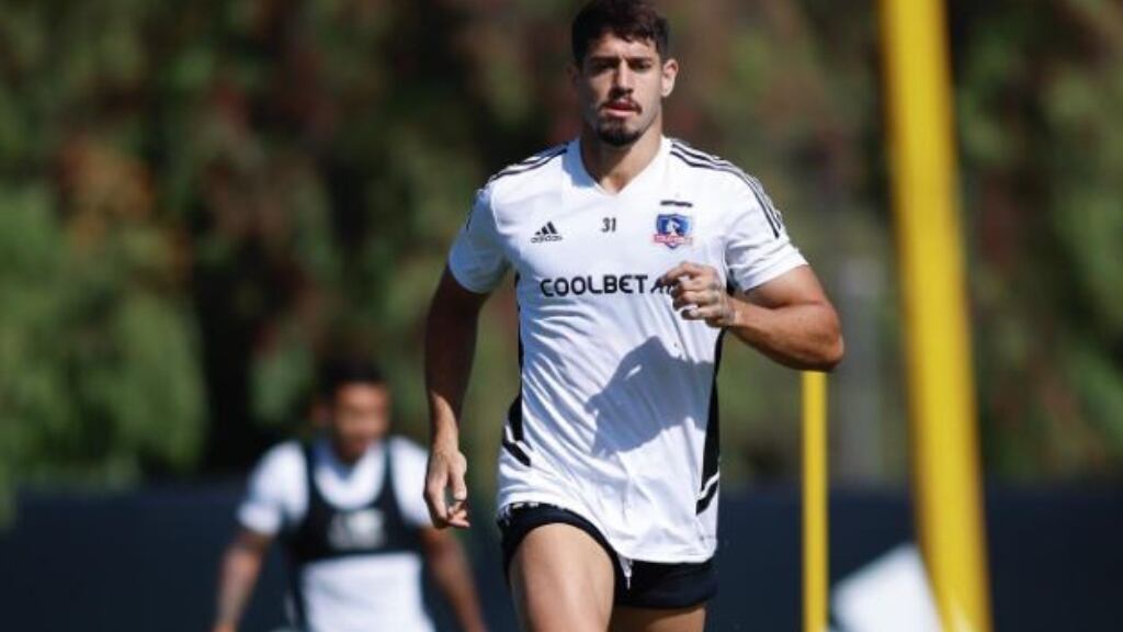 Matías de los Santos se perfila como titular en la zaga de Colo Colo