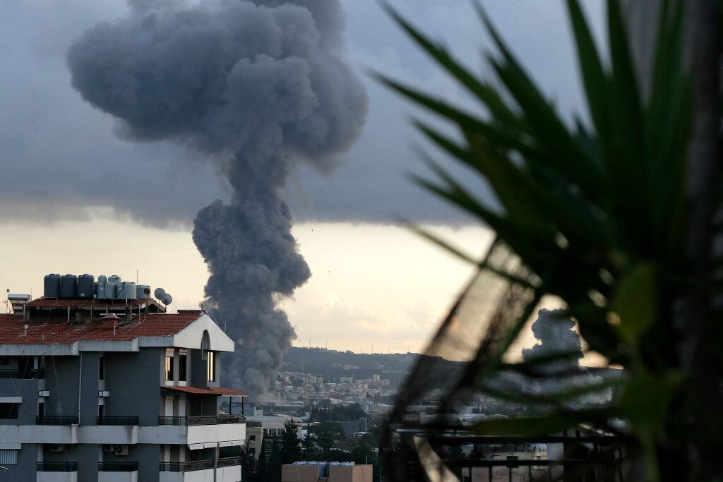 Humo se levanta sobre Sidón, la tercera mayor ciudad de Líbano, porque Israel lanzó un ataque aéreo en los alrededores de la urbe del sur de ese país.