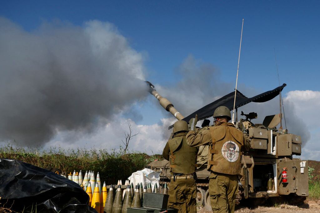 Militares de Israel disparan misiles de artillería hacia el Líbano.