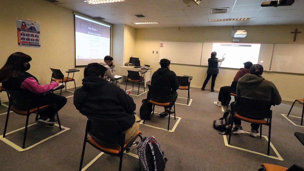 23 DE AGOSTO DE 2021/VALPARAISOVista de una sala de clases, en el reinicio de las clases presenciales de la Facultad de Ingeniería de la Pontificia Universidad Católica de Valparaíso, en medio de la pandemia por el Coronavirus.
FOTO: LEONARDO RUBILAR CHANDIA/AGENCIAUNO