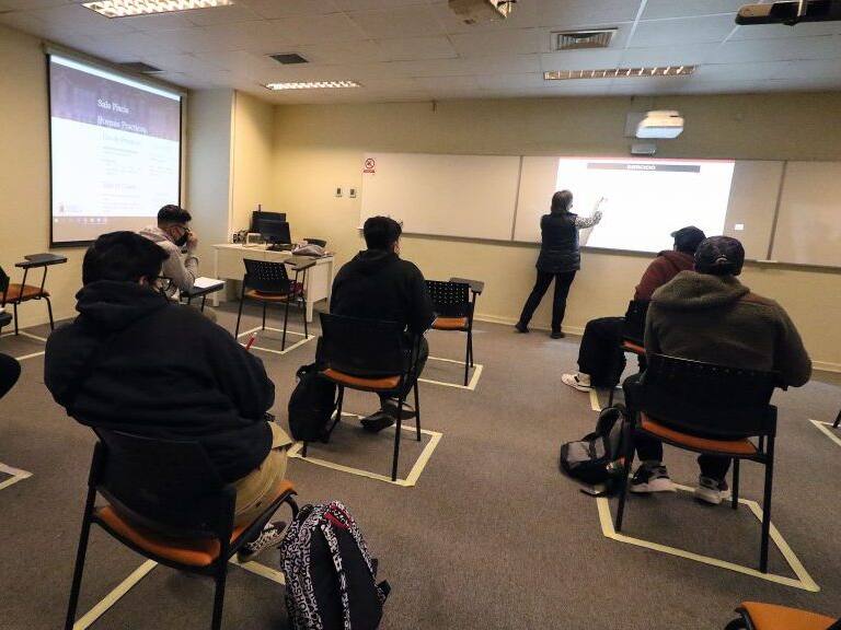 23 DE AGOSTO DE 2021/VALPARAISOVista de una sala de clases, en el reinicio de las clases presenciales de la Facultad de Ingeniería de la Pontificia Universidad Católica de Valparaíso, en medio de la pandemia por el Coronavirus.
FOTO: LEONARDO RUBILAR CHANDIA/AGENCIAUNO