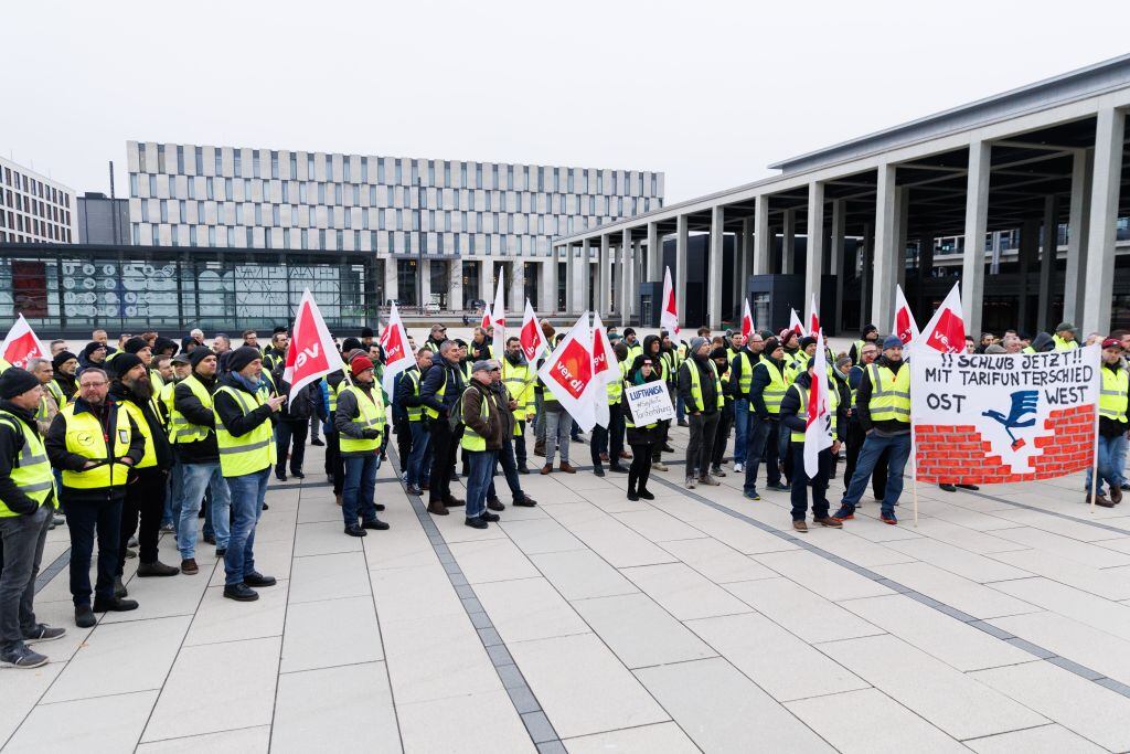 Los trabajadores del área técnica de la aerolínea Lufthansa se manifiestan en una de sus jornadas de huelga en Alemania.