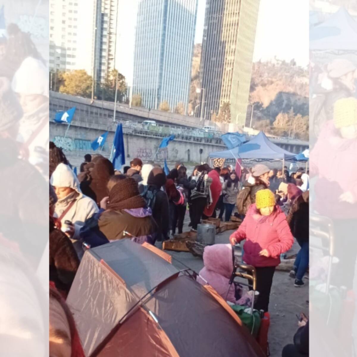 Vecinos de Lo Hermida instalan carpas y toldos como protesta en ribera del río Mapocho por falta de soluciones habitacionales