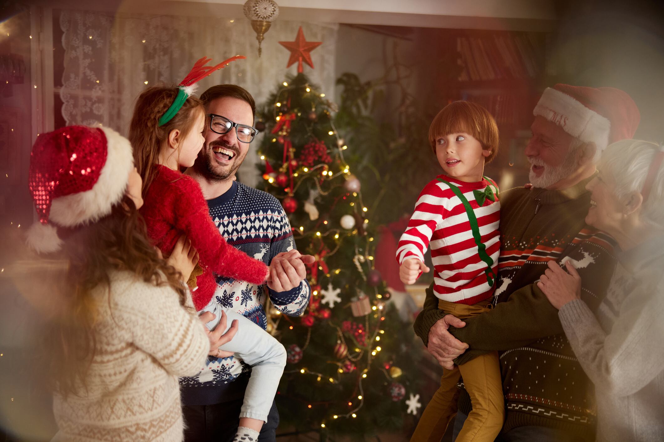 Por qué las canciones navideñas son tan emocionales y qué conexión tienen con el cerebro, según estudio