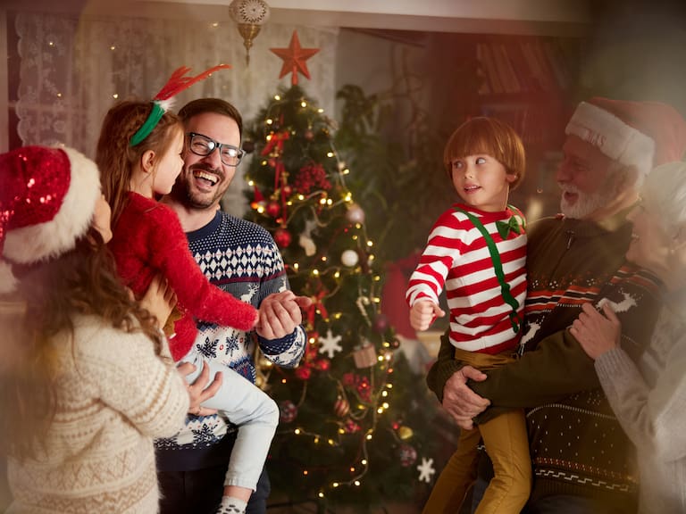 Por qué las canciones navideñas son tan emocionales y qué conexión tienen con el cerebro, según estudio