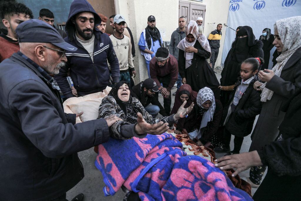 Una mujer herida llega a un centro de asistencia en la Franja de Gaza, luego de un nuevo ataque de las fuerzas de Israel contra el territorio de Palestina.