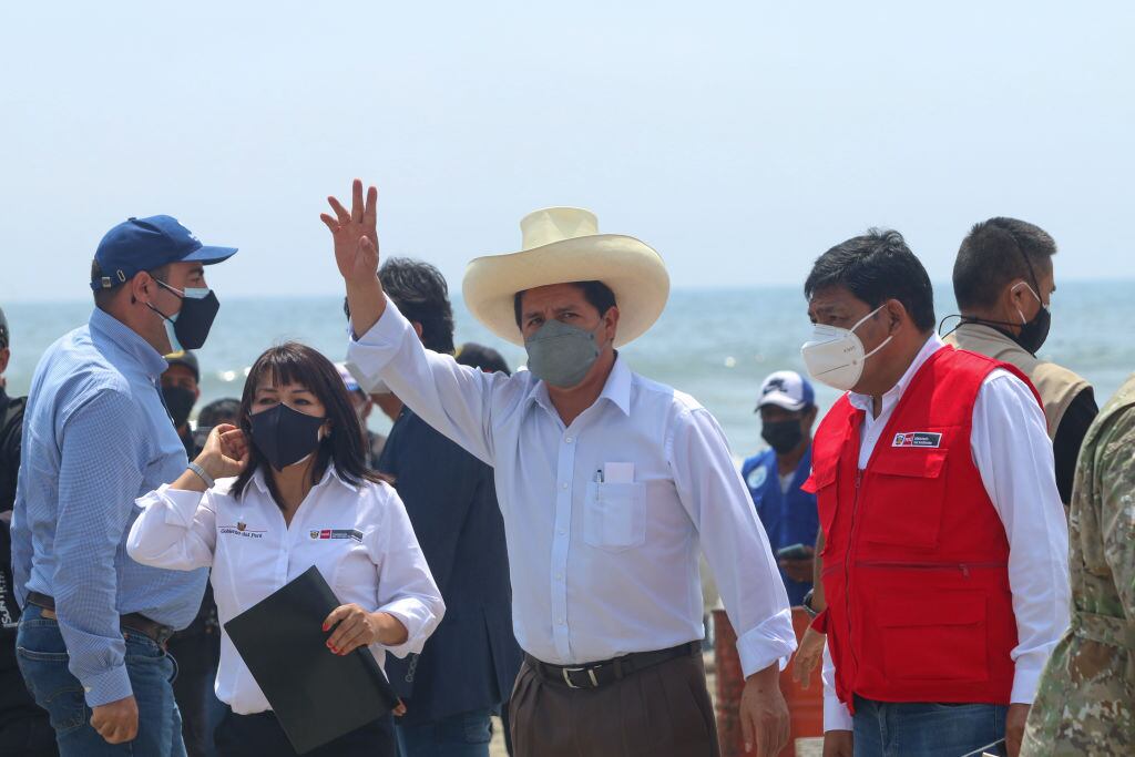 Pedro Castillo observando la limpieza de la playa Ventanillas