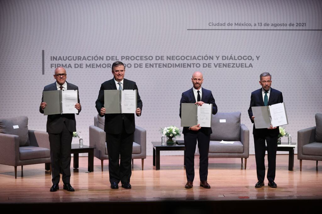 El canciller mexicano Marcelo Ebrard da la bienvenida al diálogo entre gobierno y oposición de Venezuela