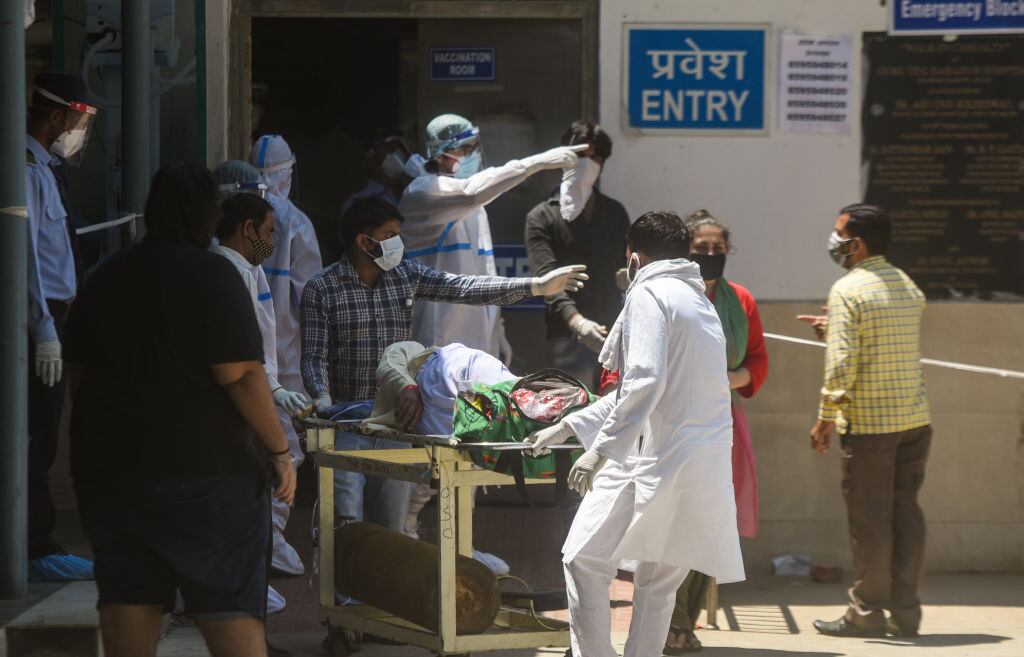 Paciente Covid-19 llega a hasta un hospital de Nueva Delhi