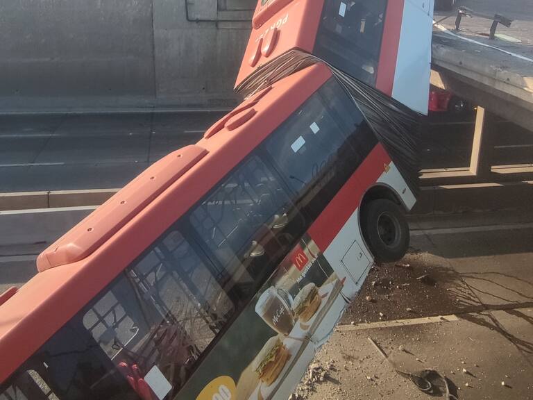 Accidente de gran magnitud: Bus RED cae a la Autopista Central tras choque en San Miguel