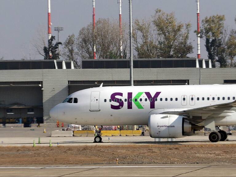 01 de Junio del 2020/SANTIAGO Línea aérea SKY anunció este lunes la reanudación de sus vuelos nacionales tomando los protocolos correspondientes dentro de los aviones. En la imagen un avión de la compañía en la loza del aeropuerto
FOTO: FRANCISCO CASTILLO /AGENCIAUNO
