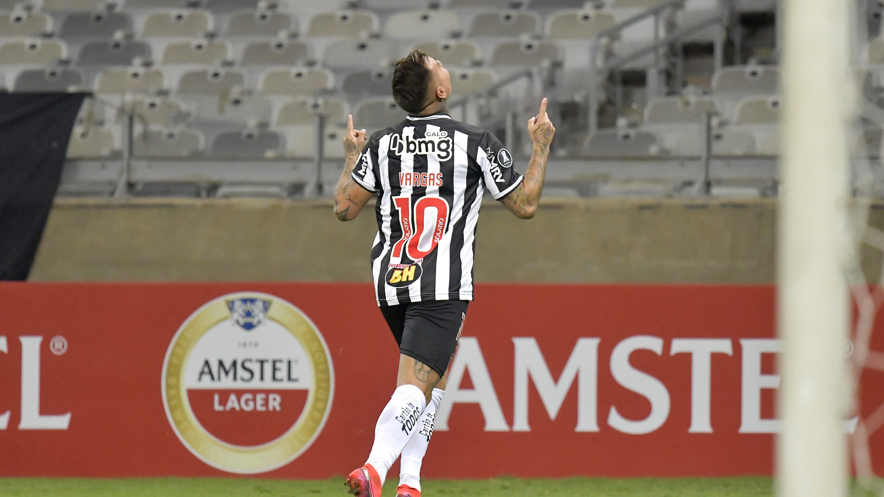 BELO HORIZONTE, BRAZIL - MAY 04: Eduardo Vargas of Atletico Mineiro celebrates after scoring the fourth goal of his team during a match between Atletico Mineiro and Cerro Porteño as part of Group H of Copa CONMEBOL Libertadores 2021 at Mineirao Stadium on May 04, 2021 in Belo Horizonte, Brazil. (Photo by Washington Alves - Pool/Getty Images)